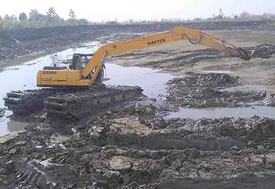 河道清淤与水上施工新助力 高效便捷的挖掘机租赁服务详解